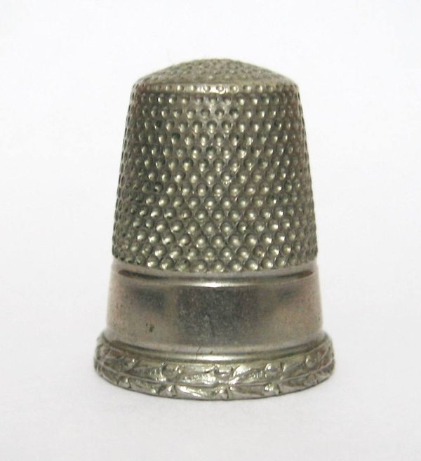 Antiker Fingerhut mit Ornament-Rand