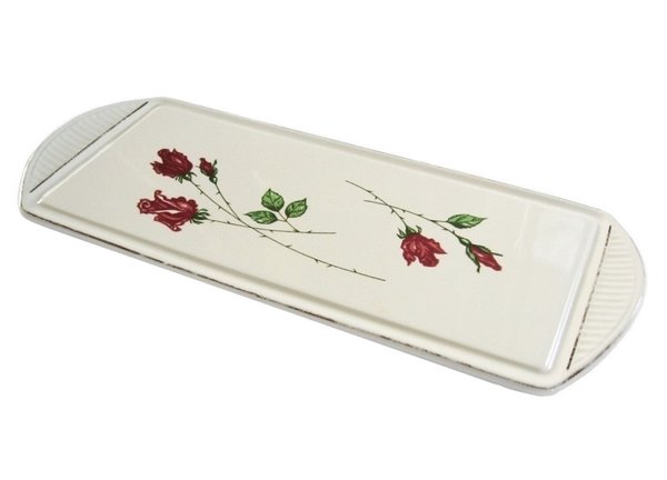 Lange Kuchenplatte mit grazilen roten Rosen